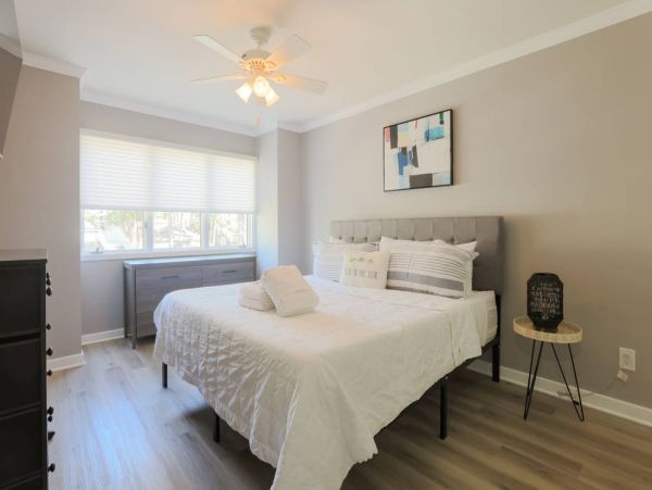 Six Bedroom Luxury Town Home Walk to Beach & Shopping