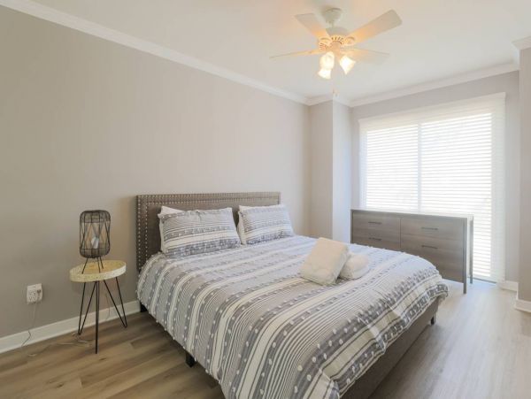 Six Bedroom Luxury Town Home Walk to Beach & Shopping