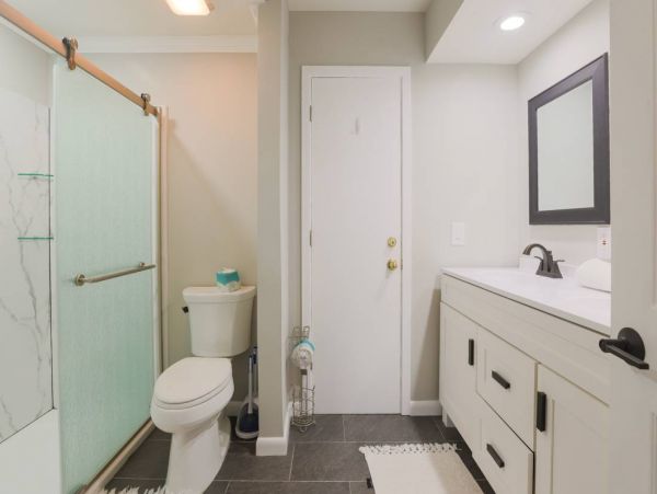 Six Bedroom Luxury Town Home Walk to Beach & Shopping