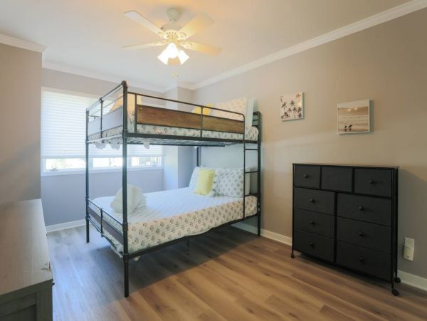 Six Bedroom Luxury Town Home Walk to Beach & Shopping