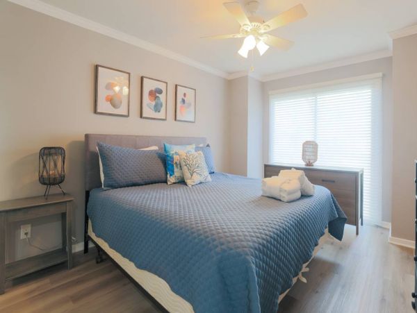 Six Bedroom Luxury Town Home Walk to Beach & Shopping