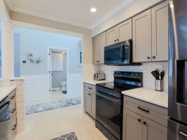 Six Bedroom Luxury Town Home Walk to Beach & Shopping