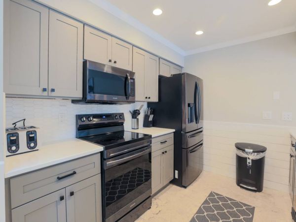 Six Bedroom Luxury Town Home Walk to Beach & Shopping