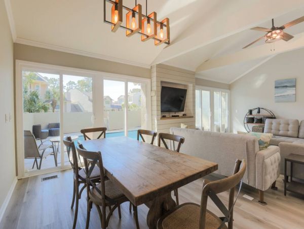 Six Bedroom Luxury Town Home Walk to Beach & Shopping