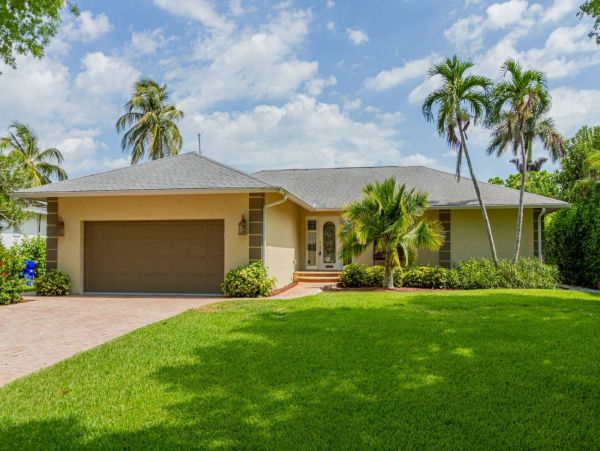 Canalfront Three Bedroom Vacation Home with Private Pool