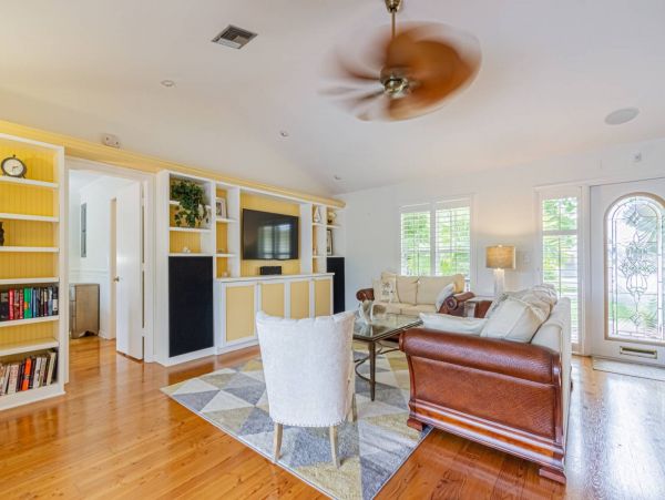 Canalfront Three Bedroom Vacation Home with Private Pool