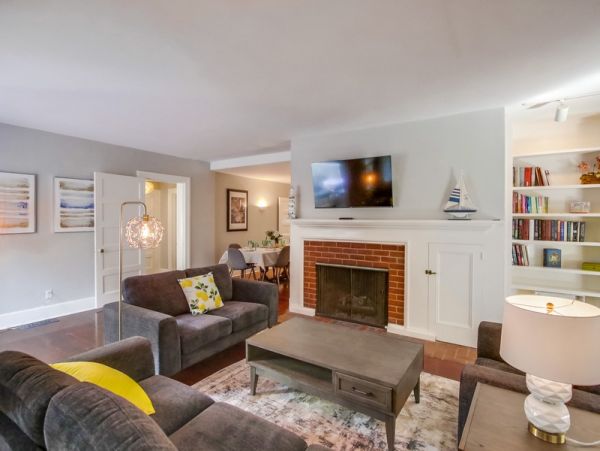 La Jolla 6 Bedroom Home Short Walk to Beach