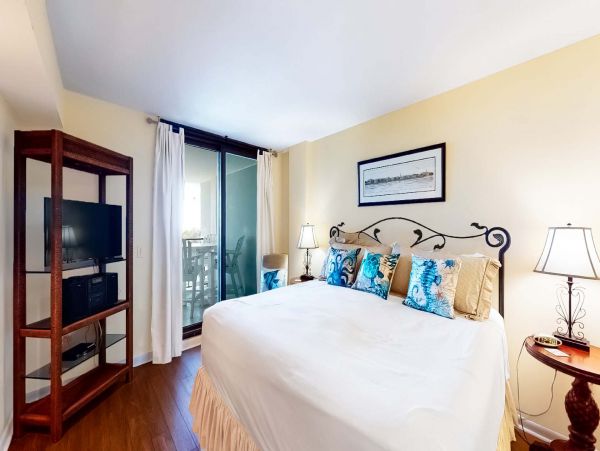 Lovely 3 Bedroom Condo Ocean Front Sleeps 7