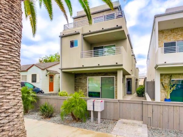 Pacific Beach 4 bedroom Condo 3 blocks from the beach