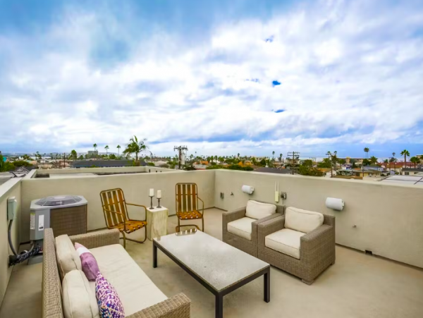 Pacific Beach 4 bedroom Condo 3 blocks from the beach