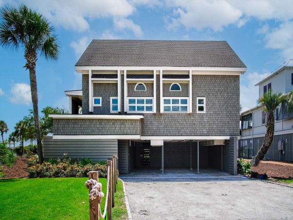 Oceanfront Vacation Home in Isle of Palms Sleeps Twelve Bedroom
