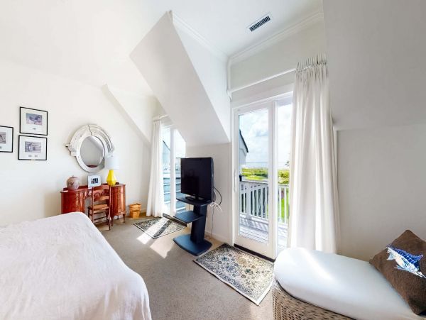 Oceanfront Vacation Home in Isle of Palms Sleeps Twelve Bedroom