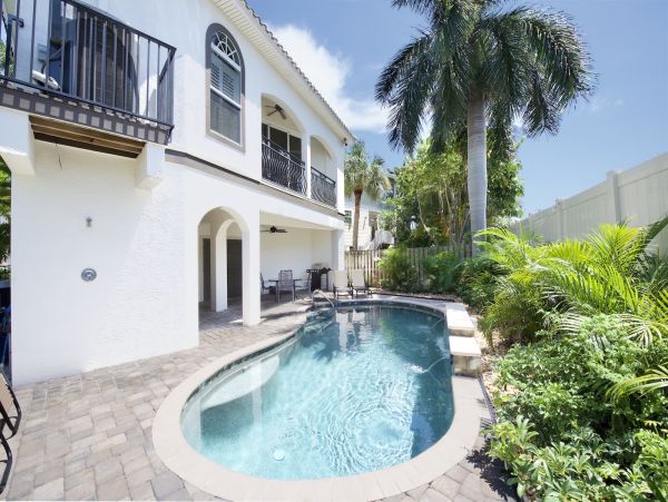 Fort Myers 3 Bedroom Vacation Home Walk to Beach Sleeps 8