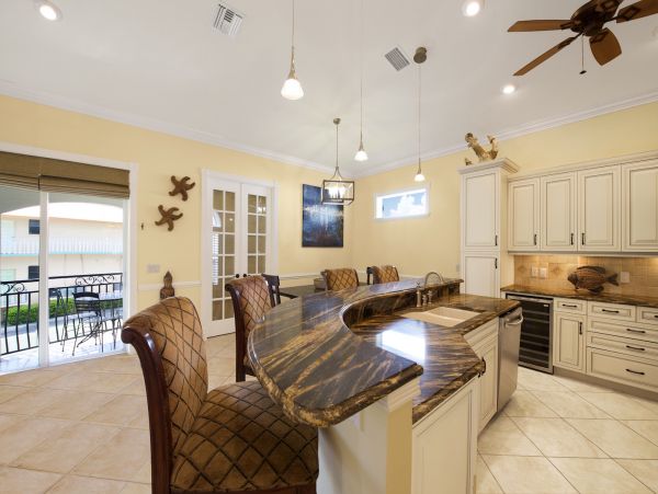 Fort Myers 3 Bedroom Vacation Home Walk to Beach Sleeps 8