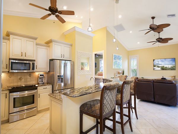 Fort Myers 3 Bedroom Vacation Home Walk to Beach Sleeps 8