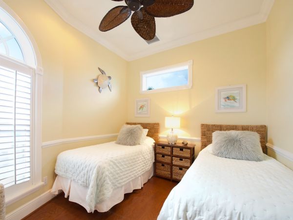 Fort Myers 3 Bedroom Vacation Home Walk to Beach Sleeps 8
