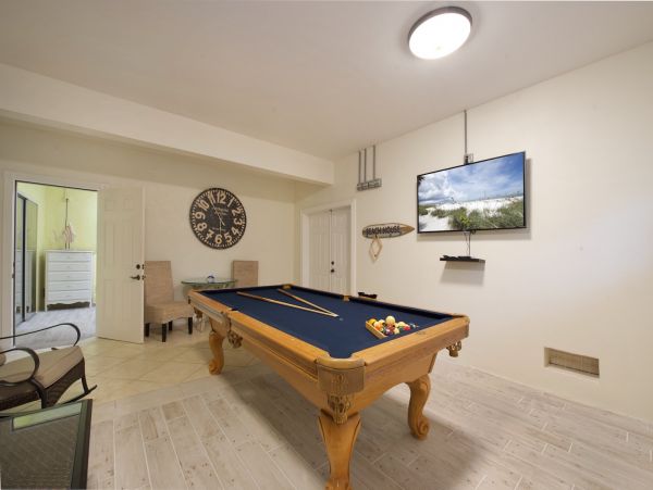 Fort Myers 3 Bedroom Vacation Home Walk to Beach Sleeps 8