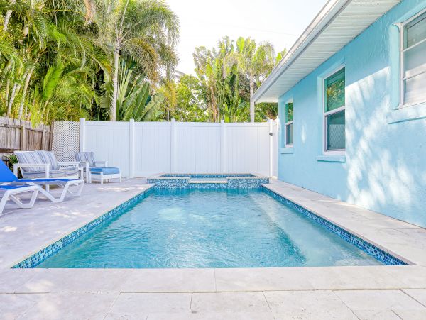 Charming Vacation Home Three Bedrooms with Pool & Spa in Holmes Beach