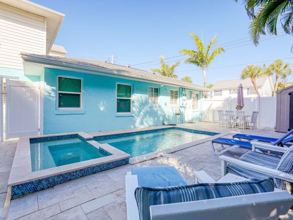 Charming Vacation Home Three Bedrooms with Pool & Spa in Holmes Beach