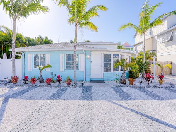 Charming Vacation Home Three Bedrooms with Pool & Spa in Holmes Beach