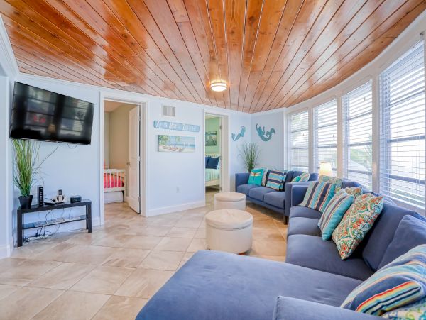 Charming Vacation Home Three Bedrooms with Pool & Spa in Holmes Beach