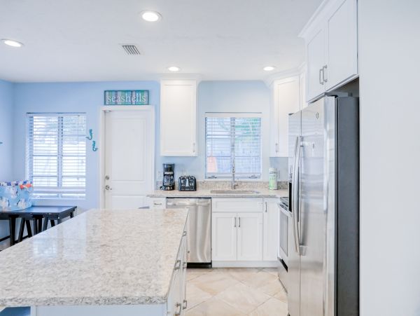 Charming Vacation Home Three Bedrooms with Pool & Spa in Holmes Beach