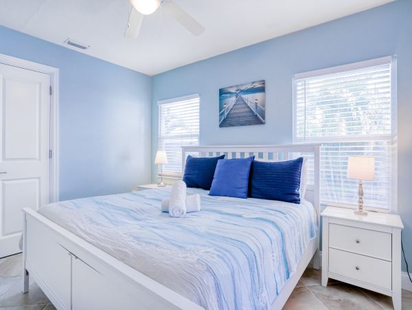 Charming Vacation Home Three Bedrooms with Pool & Spa in Holmes Beach