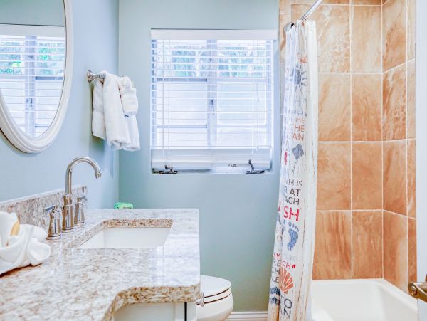 Charming Vacation Home Three Bedrooms with Pool & Spa in Holmes Beach