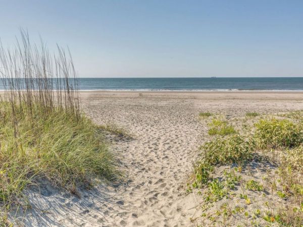 Charming Beach House with 4 Bedrooms in Isle of Palms