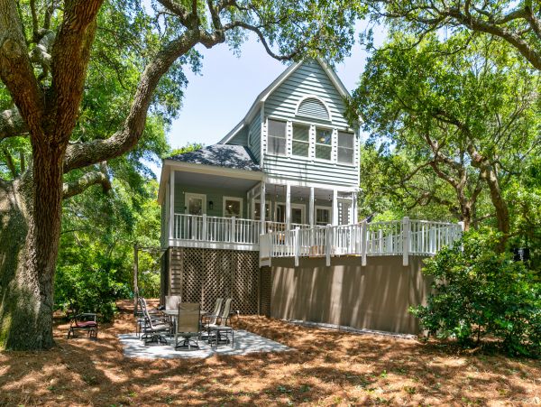 Beautiful Isle Of Palms Vacation Home Walk to Beach w/ Pool
