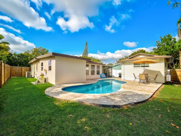 Sarasota Vacation Pool Home 3 Bedroom + Guest Studio
