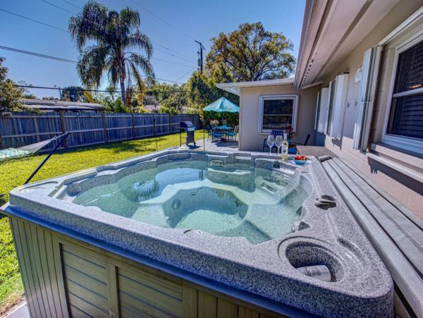 Beautiful Sarasota 3 Bedroom Home with Spa