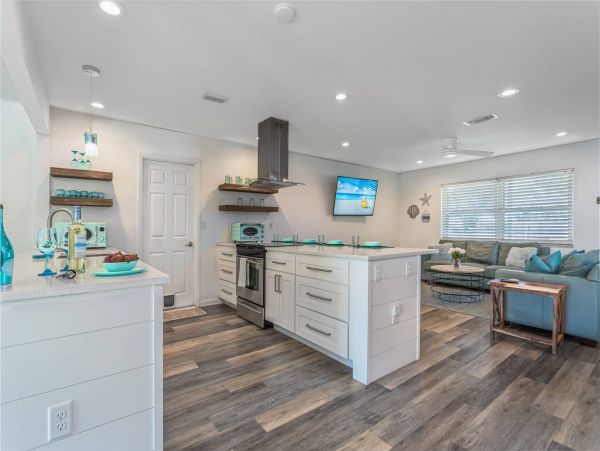 Beautiful Sarasota 3 Bedroom Home with Spa