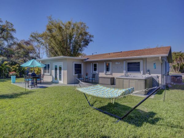 Beautiful Sarasota 3 Bedroom Home with Spa