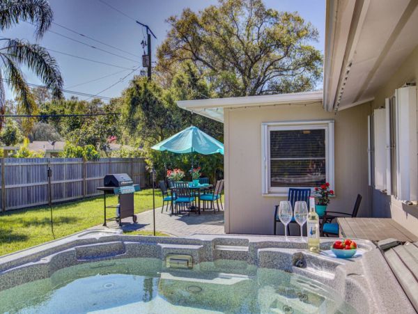 Beautiful Sarasota 3 Bedroom Home with Spa