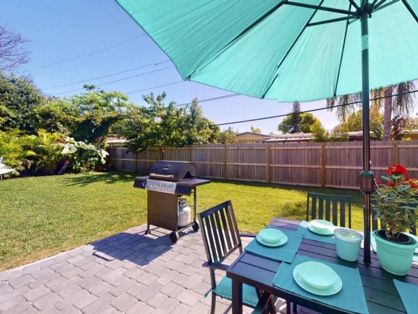 Beautiful Sarasota 3 Bedroom Home with Spa