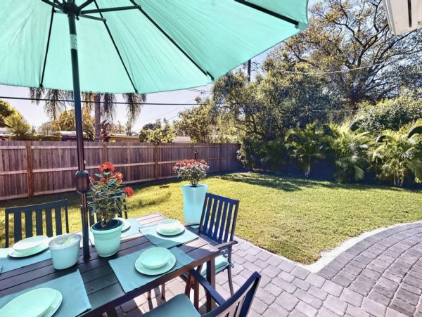 Beautiful Sarasota 3 Bedroom Home with Spa