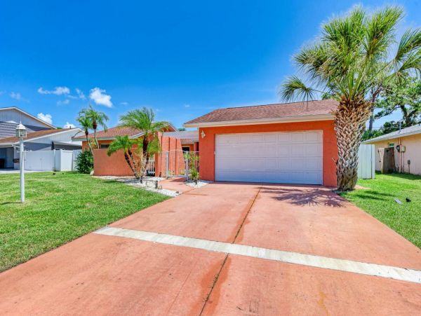 Lovely 3 Bedroom Home in Sarasota with Private Pool