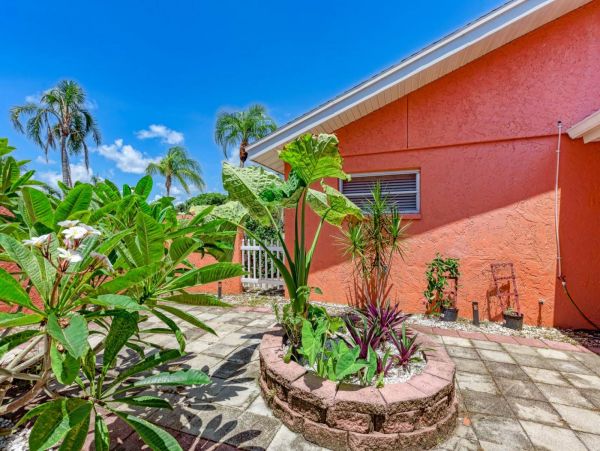 Lovely 3 Bedroom Home in Sarasota with Private Pool