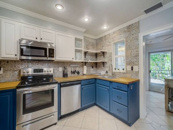 Sarasota Vacation Home Three Bedroom + Den