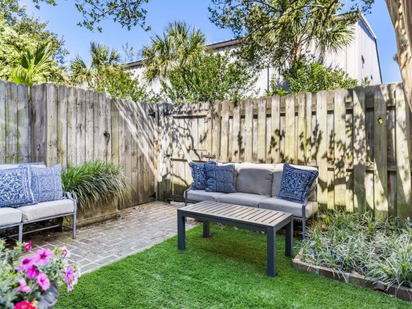 Three Bedroom Charming Townhome in Charleston