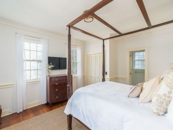 Charleston Home 1015404