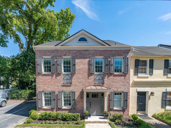 Charleston Luxurious Three Bedroom Townhome