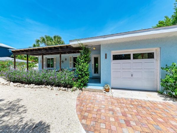 Anna Maria Island Vacation Rentals - Bean Point Beach Cottage with Pool
