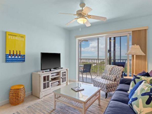 Charming Ocean Front 2 Bedroom Beach Condo in Sanibel