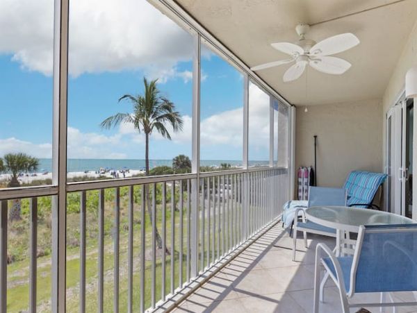 Charming Ocean Front 2 Bedroom Beach Condo in Sanibel