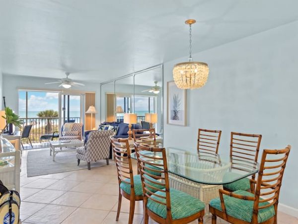 Charming Ocean Front 2 Bedroom Beach Condo in Sanibel