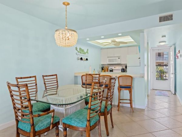 Charming Ocean Front 2 Bedroom Beach Condo in Sanibel
