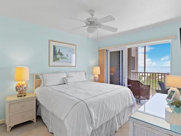 Charming Ocean Front 2 Bedroom Beach Condo in Sanibel