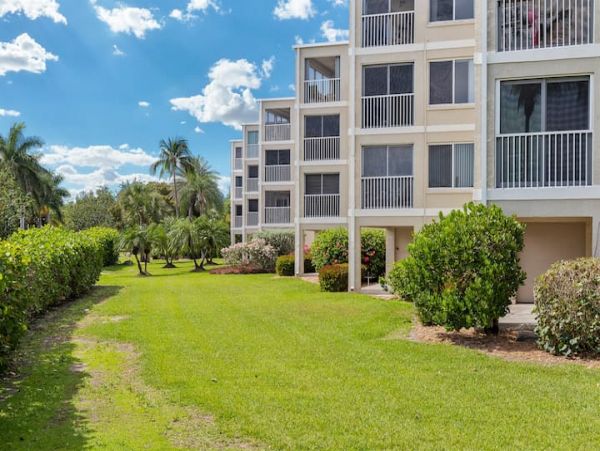 Charming Ocean Front 2 Bedroom Beach Condo in Sanibel